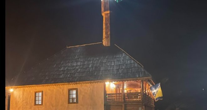 Šta se to dešava u Kaknju: Policija mora čuvati građane koji dolaze obaviti namaz u džamiju?