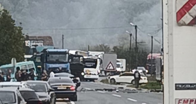 Haos kad Tešnja: Sudarili se automobil i kamion, saobraćaj potpuno obustavljen, ima povrijeđenih