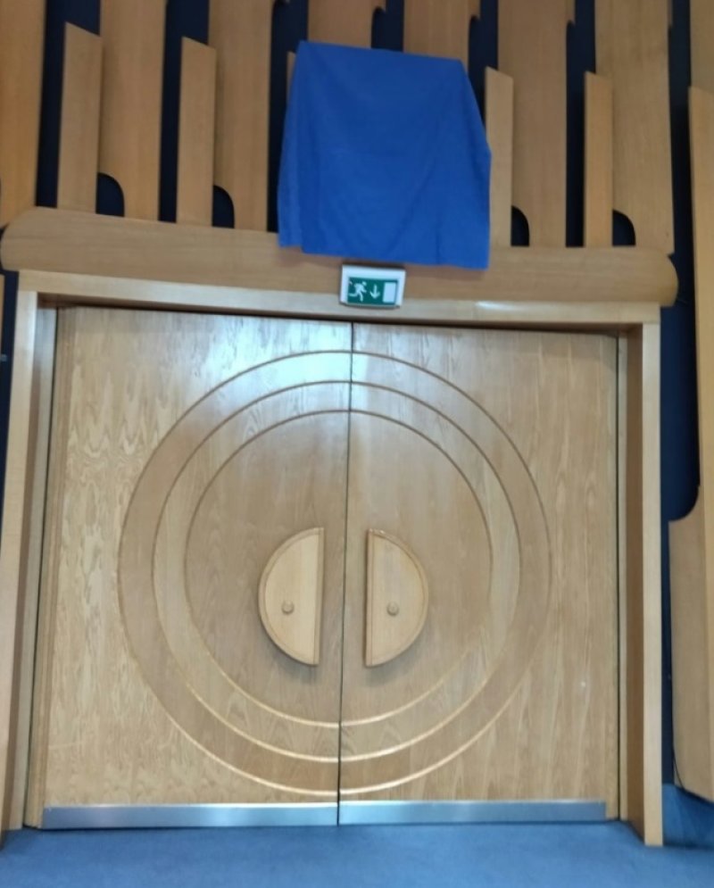 parlament-bir-drzavni-grb-prekriven-platnom