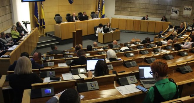  Burna rasprava poslanika o hitnoj proceduri: Ko je 'protiv' radnika, ko je 'u ljubavi', a ko će 'dobiti 3 miliona KM'?