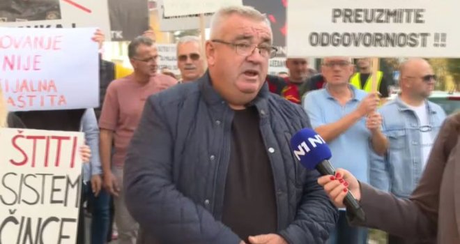 Muriz Memić u Tuzli na protestnom skupu: 'Političari ne žele dobro ovoj državi!'