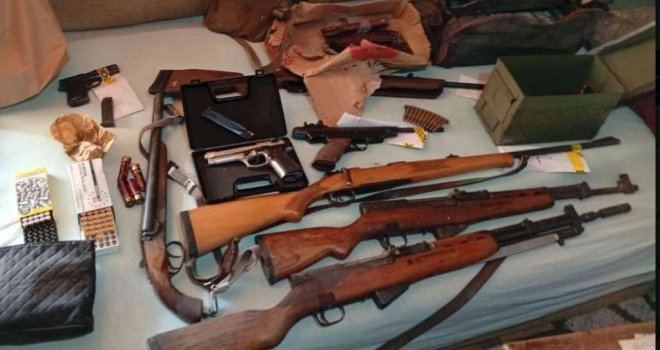 U Kalesiji pronađen arsenal oružja i 33.000 eura, uhapšen jedna osoba osumnjičena za lihvarstvo