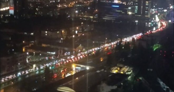 Saobraćajni kolaps u Sarajevu: Svako popodne ista slika - duge kolone vozila, kiša dodatno otežava situaciju