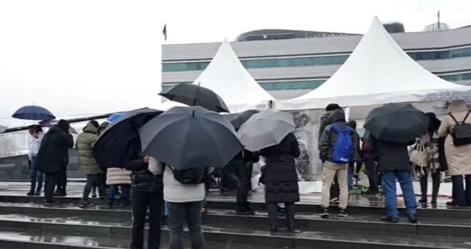 U Sarajevu počeo protest uposlenika BHRT-a ispred zgrade Parlamenta: 'Ne gasite BHRT!'