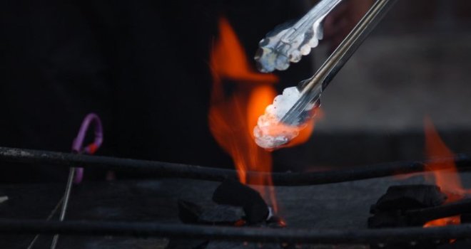 Muškarac iz Travnika zadobio teške povrede od partnerice: Užarenim mašicama mu spržila genitalije