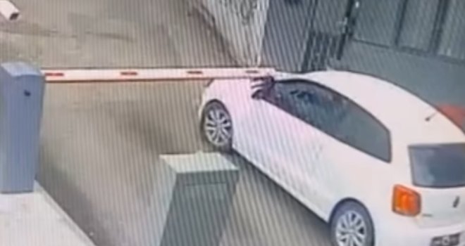 Incident na parkingu u Sarajevu : Korisnici pokušali izbjeći plaćanje, skinuli tablice i pobjegli