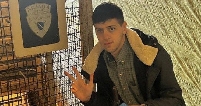 Mladić podigao tri prsta i slikao se na ulazu u sarajevski Tunel spasa