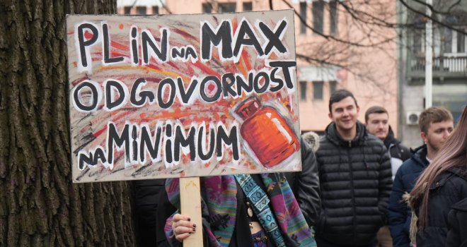 Studenti započeli protest ispred Vlade KS: 'Jedino mjesto gdje plin curi brže od...'