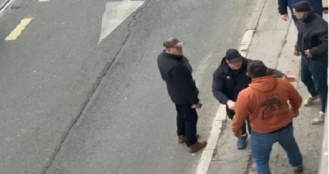  Haos u centru Sarajeva: Sudarili se pa se sukobili, prolaznici spriječili veću makljažu