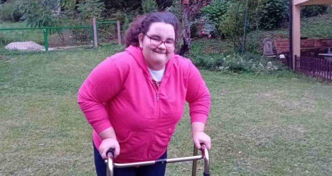 Cijeli život vodi tešku borbu s cerebralnom paralizom: Amra ima 16 godina i treba pomoć, roditelji više ne mogu