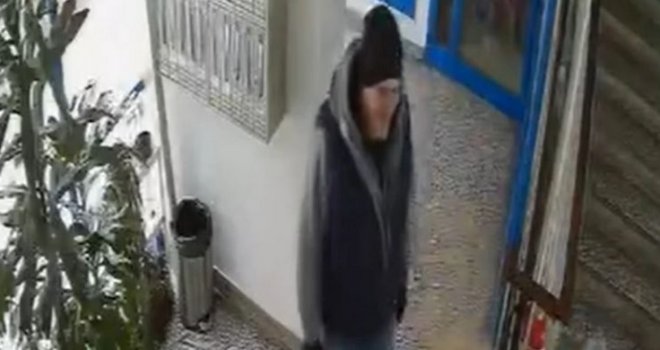 Na društvenim mrežama se dijeli jeziv snimak: Muškarac nožem nasrnuo na baku i unuka