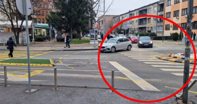 Ispred zgrade MUP-a u Tuzli: Pješački prijelaz ostavljen usred kružnog toka