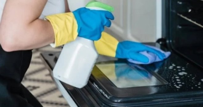 Skriveno dugme na rerni koje svi imaju, ali skoro niko ne koristi: Skida svu masnoću sa stakla za 5 minuta