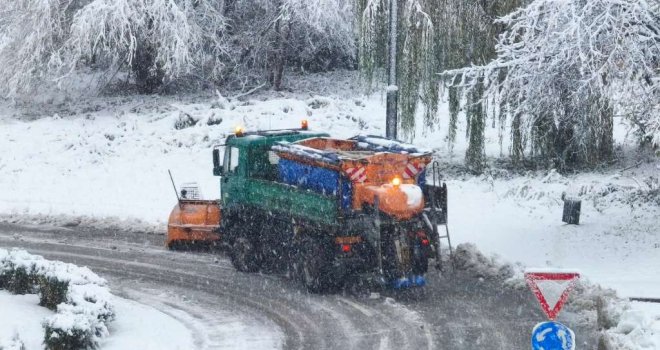 Snijeg intenzivno pada, bh. ceste već 'zatrpane': U većem dijelu Bosne znatno otežan saobraćaj, u Hercegovini klizavo 