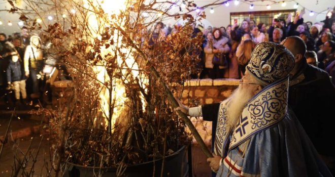 Vjernici u Sarajevu zapalili badnjak u dvorištu Stare pravoslavne crkve uoči Božića