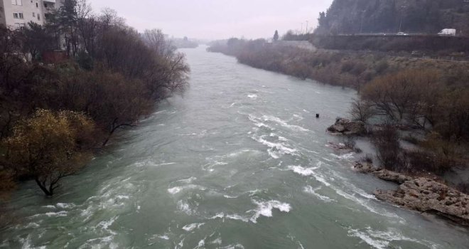 Automobil završio u Neretvi, beživotno tijelo 63-godišnjeg muškarca izvučeno iz vode