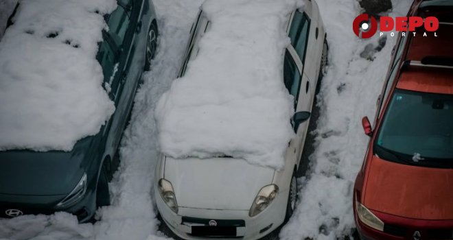 Ako ne očistite snijeg na automobilu, možete platiti kaznu i do 250 KM: Zakonom u Kantonu Sarajevo vozači su dužni... 