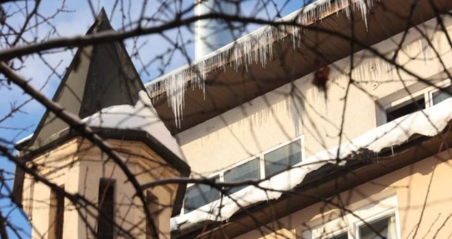 KUCZ upozorava na obavezu uklanjanja snijega i ledenica s krovova objekata