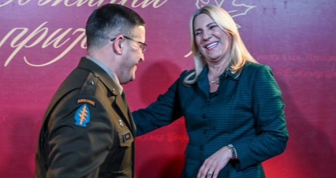 Fotografija koja sve govori: Cvijanović srdačno dočekala komandanta NATO-a na božićnom prijemu