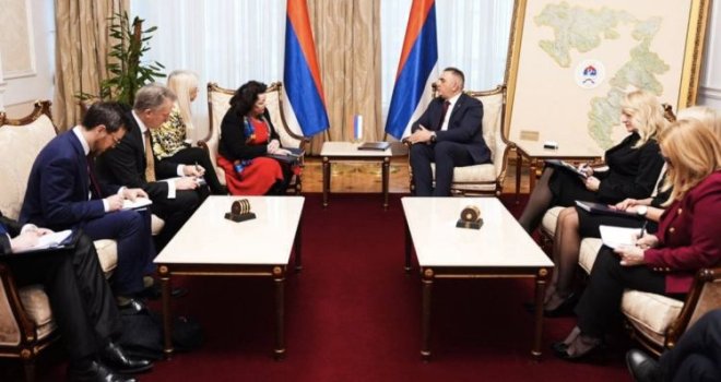 Kad kum udari na kuma: Minić ugostio Britance, Dodik ih žestoko isprozivao