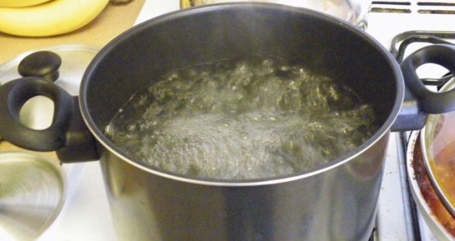 Ključalu vodu ni slučajno ne prosipajte u sudoper: Zbog ovog trika će vam novčanik i cijevi biti zahvalni