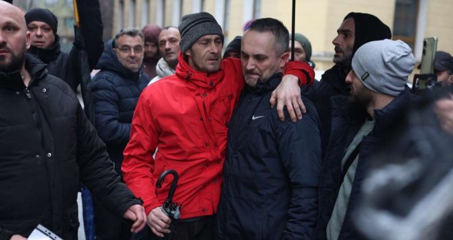 Zagrljaji i suze: Trenutak kada je vozač tramvaja Adnan Kasipović izašao iz zgrade Suda