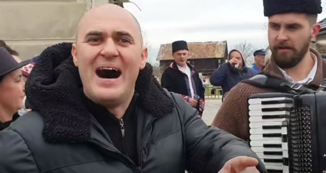 Prvo je pjevao i pucao uz Zehru Bajraktarević, a sada je prešao na ustaške pjesme: 'Ante Paveliću, vođo svih Hrvata'