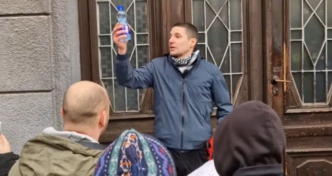 Građani ispred MUP-a KS ostavili transparent i flašu vode Katici: 'Ne možeš raditi za državu i biti žedan istine'