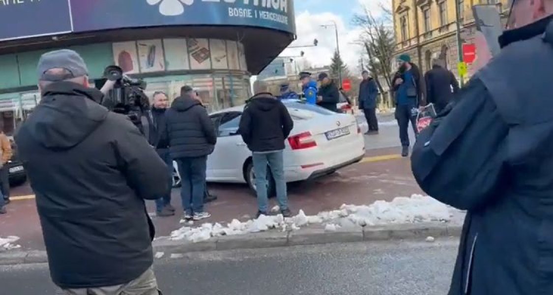 auto-demonstranti-policija-screenshot