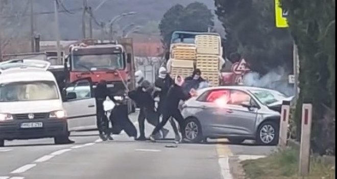 Haos u blizini Mostara: Maskirane osobe palicama i bakljama napale vozača, objavljen i snimak