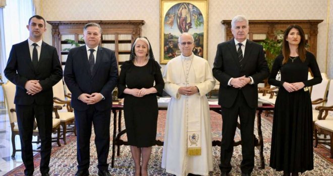 HDZ-ovci se sastali sa Papom u Vatikanu, pričali o pravima Hrvata: Čović mu dao dres Zrinjskog