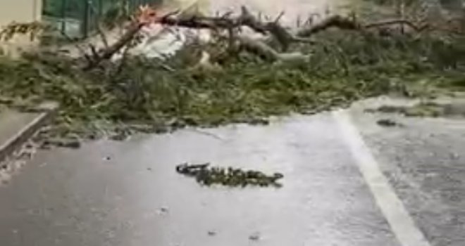 Haos u Zagrebu: Vjetar nosi sve pred sobom, građanima poručeno da ko ne mora ne izlazi iz kuće