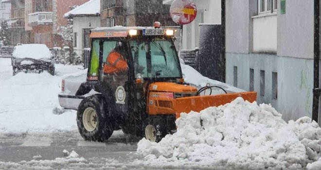 Snijeg zatrpao Bihać: U nekim dijelovima i do 30 centimetara, službe na terenu