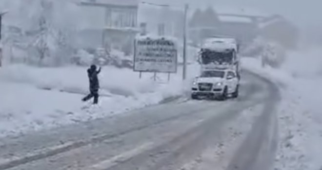 Snijeg zameo Cazin: Automobil vukao kamion