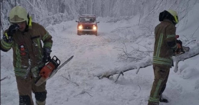 Hitna intervencija na Kozari: Evakuisano šest osoba iz blokiranih vozila