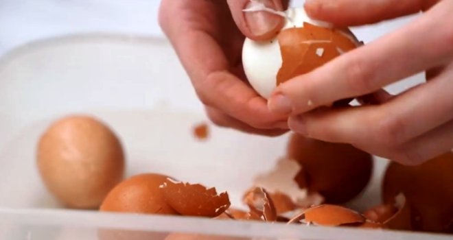 Kuhana jaja se ljušte u jednom potezu: Dodajte samo ovaj sastojak u vodu i ljuska spada sama