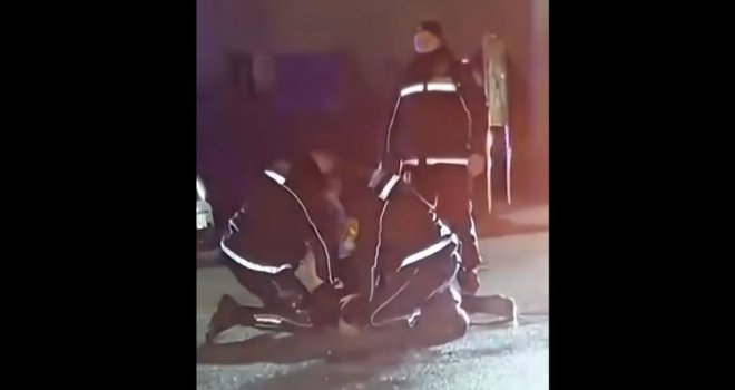 Hapšenje u Fojnici: Pijani vozač udario policajca vratima, pa ga pretukao