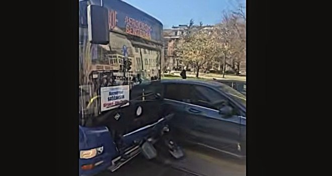 Haos u centru Sarajeva: Sudarili se autobus i automobil, tramvaji ne mogu proći, sve zakrčilo