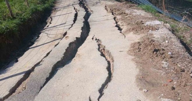 Drama u Vogošći: Pokrenulo se klizište u ulici Muje Šejte, zatvoren promet, a stanovnici ostali i bez vode 