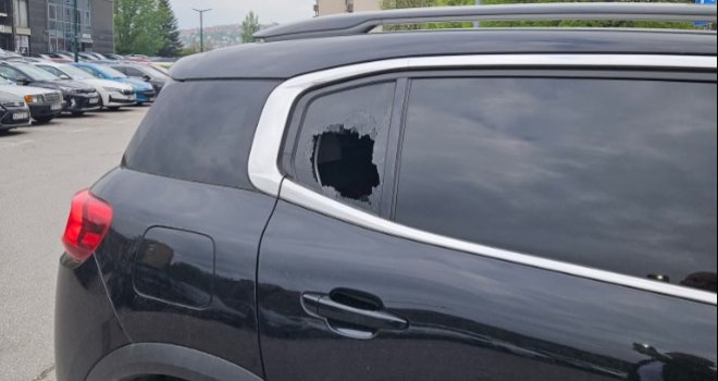 Šta se dešava na Alipašinom Polju: Porazbijana vozila na parkingu, policija traga za napadačima