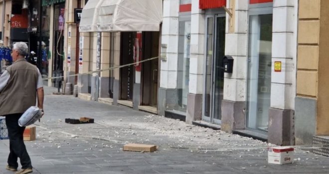 Ponovo se obrušila fasada u Ferhadiji: Šetalište pod trakama