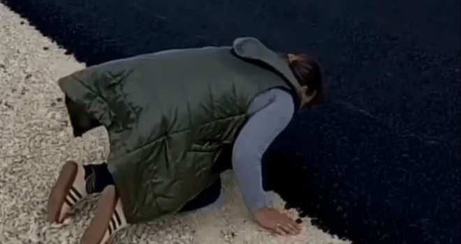 Žena u selu kod Guče ljubila asfalt, pa se prekrstila i zahvalila Vučiću