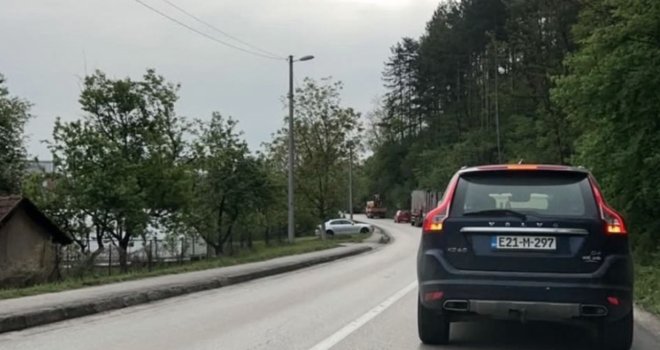 Žestok sudar na M-17: Učestvovala tri vozila, povrijeđena žena iz passata