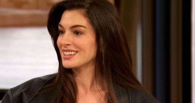Besplatni face lifting: Anne Hathaway otkrila trik kojim 'pegla bore' na čelu i podiže jagodice u sekundi