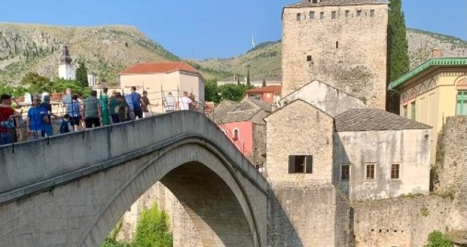 Nataša, Esma i Suada iz Sarajeva idu u zatvor zbog džeparenja turista po Mostaru: Okružile je, stisnule, otvorile torbu...