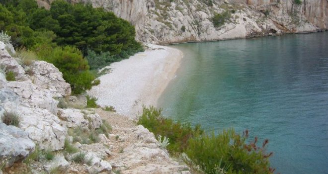 U sveopćem haosu na nudističkoj plaži kod Makarske okrivljen i državljanin BiH: Sjevnula i sjekira