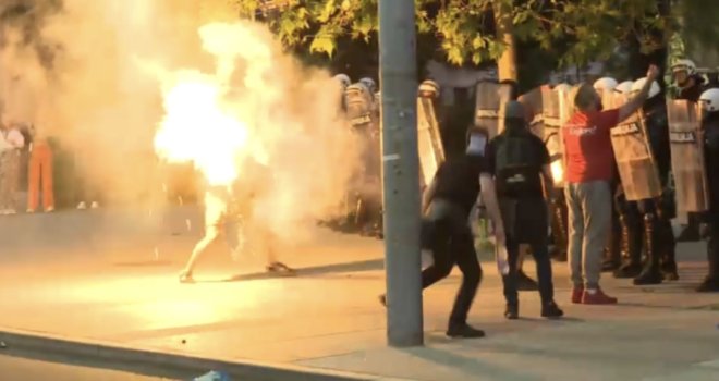 Haos na beogradskim ulicama, odjekuju topovski udari, lete baklje: Žandarmerija krenula na demonstrante