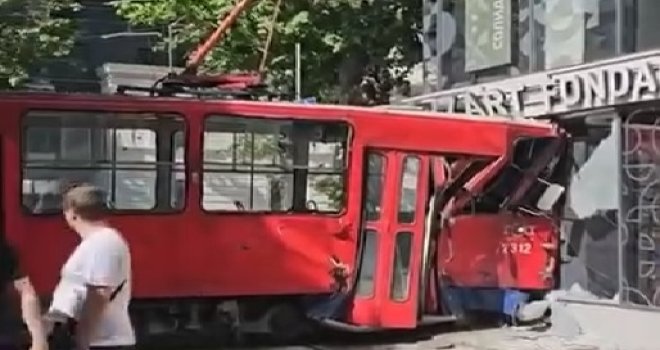 Tramvaj u Beogradu iskočio iz šina: Udario je u zgradu, ima povrijeđenih