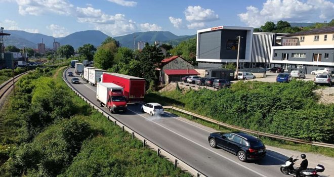 Škoda se prevrnula na magistralnom putu M-17, dvije osobe povrijeđene
