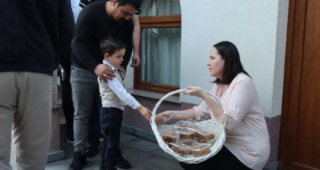 Tradicija se nastavlja: Benjamina Karić sugrađanima dijelila bajramske baklave